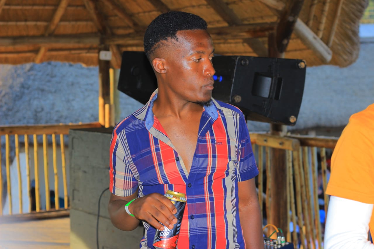 Dj thebull - Lavhutanu Featuring Vho Deny