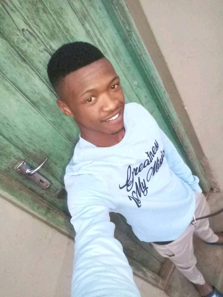 Yollo Tshangisa - Amazing Featuring Lowkey