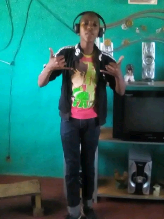 Young chain - Bayandihleka Featuring None