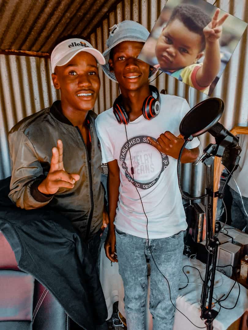Skinny Tee - Ithunzi elimnyama Featuring Aux, beekay &B.o.g