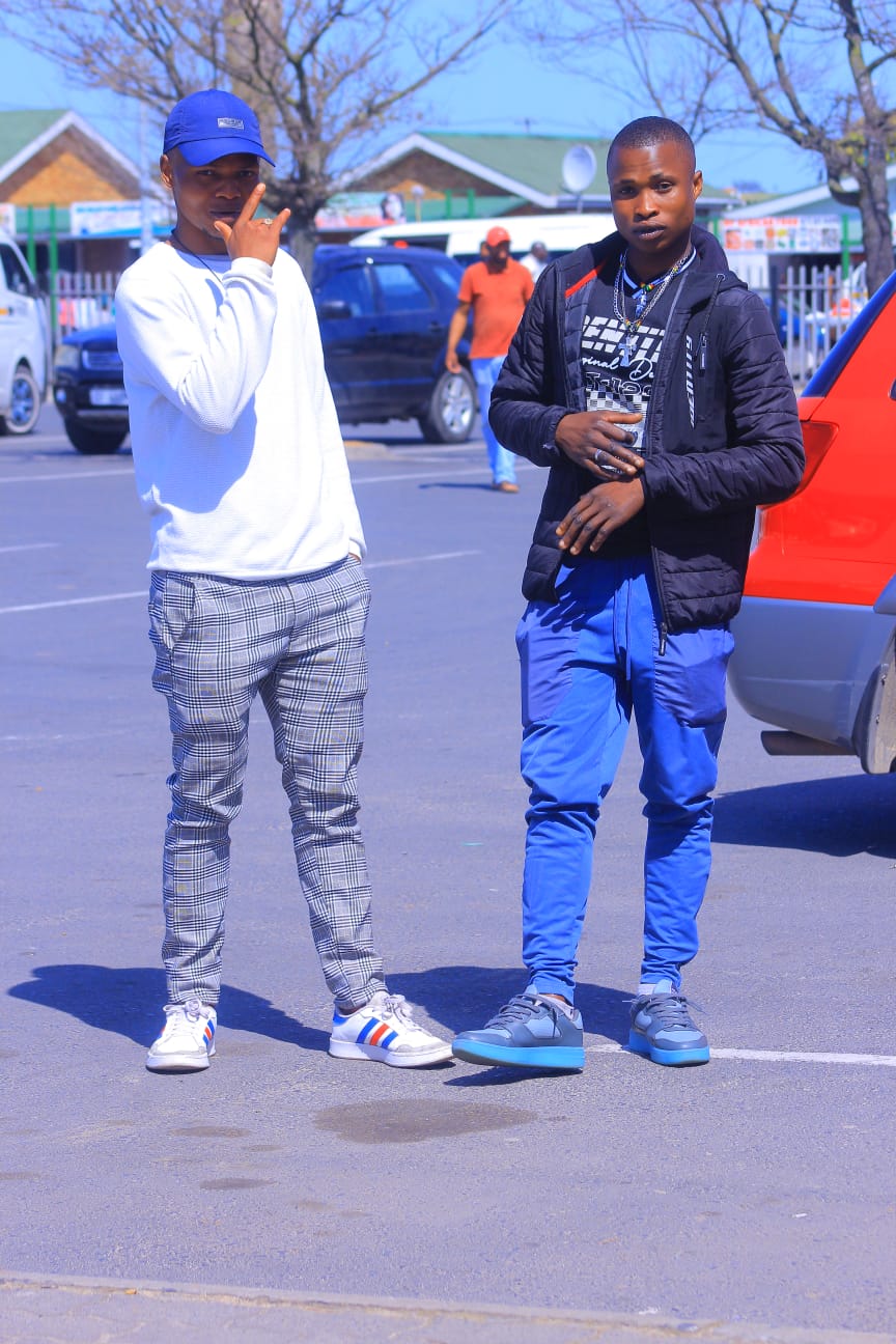 Thayla beei - Siphakamis' iflag Featuring Thayla beei ft Brawny deei album artwork