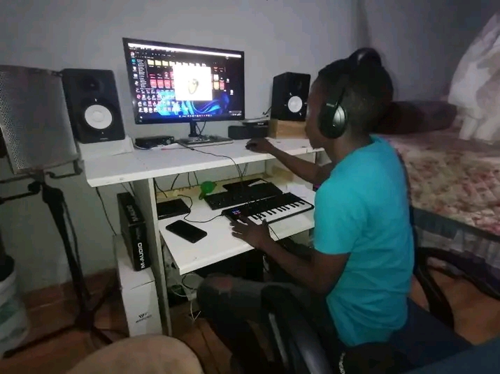 Dj Sello Salvadory - Lets Chill (Ama-Piano)